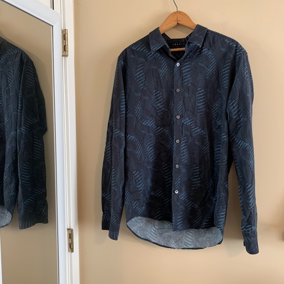 Theory. Luxury brand. Button up top . - Picture 4 of 6